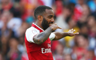 Vừa lập công, Lacazette đã dính ngay chấn thương