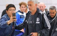 Trở về Manchester, thầy trò Mourinho bị NHM 'chặn đường'