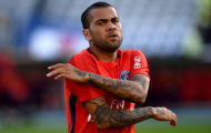 Bị fan Barca ném vào sọt rác, Dani Alves phản ứng thế nào?