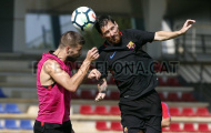 Messi đánh bại Pique ở pha không chiến