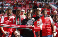 CĐV Arsenal mang mặt nạ Lacazette hù dọa Chelsea