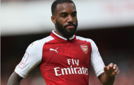 Lacazette sút trúng cột dọc, fan Arsenal nội chiến