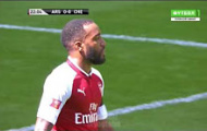 Pha dứt điểm trúng cột dọc của Lacazette