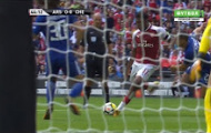 Tình huống Alex Iwobi tả xung hữu đột trong khu cấm địa Chelsea