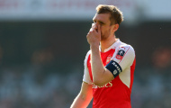 Va chạm đáng tiếc, Mertesacker đổ máu vì Chelsea