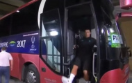 Rảo bước xuống xe bus, Ronaldo suýt ngã 'sấp mặt'