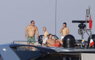 Ibrahimovic bị bắt gặp cặp kè với... Raiola tại miền Nam nước Pháp