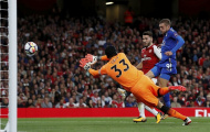 Fan Arsenal đòi tống cổ Cech sau màn xuất quân tệ hại