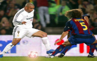 Ronaldo (béo) đối đầu với Carles Puyol