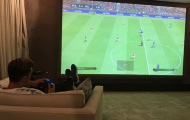 Mesut Oezil nhận gạch đá khi chơi PES tại gia
