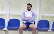 Pedro âu sầu nhìn các đồng đội tập luyện trước đại chiến với Tottenham