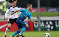 Thần đồng 17 tuổi Arsenal lu mờ các đàn anh