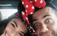 Alves 'quậy tưng' cùng người vợ xinh đẹp tại Disneyland