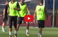 Bị Kroos theo kèm, Cristiano Ronaldo vẫn ghi bàn tuyệt đẹp trong buổi tập cùng Real