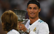 Ronaldo ngạo nghễ trên khán đài, nhìn đồng đội hành hạ Barca