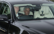 Mourinho ngủ gật trên đường tới sân tập của Man Utd
