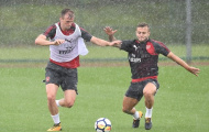 Wilshere tái xuất, Arsenal tập luyện dưới cơn mưa rào