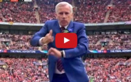 HLV Alan Pardew nhảy rất dẻo khi học trò 'đốt lưới' Man Utd