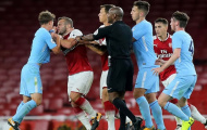 Tình huống đánh nhau của Đánh Wilshere với cầu thủ trẻ Man City