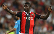 Bất lực, Balotelli cùng Sneijder đứng nhìn Napoli hành hạ Nice