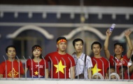 Người hâm mộ trèo tường xem U22 Việt Nam thi đấu ở SEA Games 29