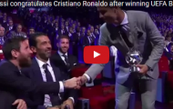 Messi bắt tay chúc mừng Ronaldo đoạt danh hiệu tiền đạo xuất sắc nhất