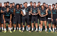 Ronaldo, Modric, Ramos 'khoe' danh hiệu trên sân tập