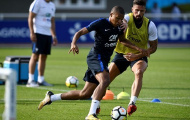 Mbappe so kè quyết liệt cùng Giroud trong ngày tập luyện đầu tiên