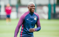 Mendy tự tin khoe kiểu tóc mới trên sân tập Man City
