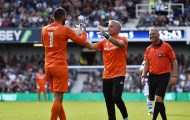 Mourinho xỏ găng ra sân, bắt hụt penalty khiến đội nhà thua cuộc