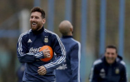 Messi pha trò, sân tập Argentina rộn tiếng cười