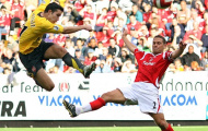 Pha volley huyền thoại của Persie vào lưới Charton