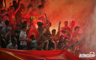 CĐV Việt Nam đốt pháo sáng trên sân Olympic