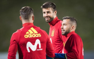 Pique vui vẻ trò chuyện với 'kình địch' trên sân tập