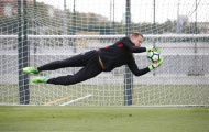 Ter Stegen 'bay lượn' trong ngày trở lại tập luyện với Barca