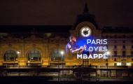 Những hình ảnh đẹp lung linh của Kylian Mbappe trên đường phố Paris