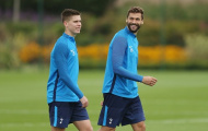 Tân binh Llorente cười thả ga trên sân tập Gà trống
