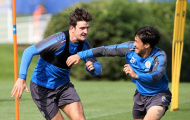 Okazaki chơi trò 'cút bắt' trong buổi tập của Leicester