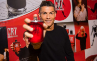 Bị treo giò, Ronaldo tranh thủ ra mắt sản phẩm nước hoa