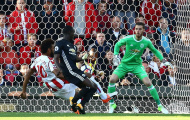 Stoke City 2-2 Man Utd: Thảm họa hàng thủ