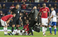 Pogba tập tễnh dùng nạng rời sân Old Trafford