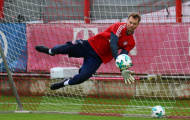 Neuer hoá 'người nhện' trong buổi tập mới nhất của Bayern