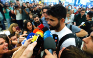 Diego Costa bị phóng viên bủa vây ở Madrid
