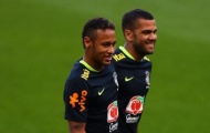 Bị chê bám váy Neymar, Alves bật lại Forlan 
