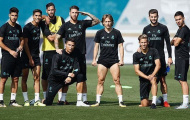 Luka Modric khoe cơ bắp khủng, Ronaldo quỳ gối trong buổi tập của Real