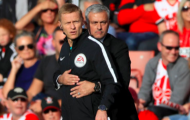 'Âu yếm' trọng tài rồi bị đuổi, 'án trảm' lơ lửng đầu Mourinho