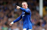 Dính cùi chỏ, Rooney thi đấu với gương mặt sưng húp, bê bết máu