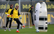 Hai thủ môn Dortmund cực ngầu với kính đen trên sân tập