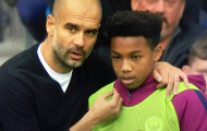 Pep Guardiola đã nói gì với cậu bé nhặt bóng?