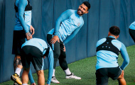 Aguero khoe vòng ba 'gợi cảm' trên sân tập